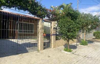 Imagem: A casa possui 3 Dormitórios, 2 Banheiros, 2 Vagas na garagem