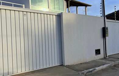 Imagem: A casa possui 2 Dormitórios, 3 Banheiros, 1 Vaga na garagem