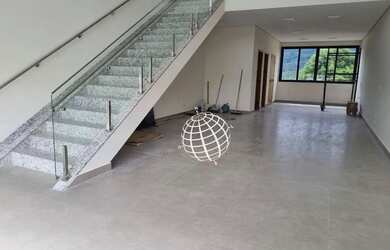 Imagem: O depósito possui 2 Vagas na garagem, 115m² de Área e está