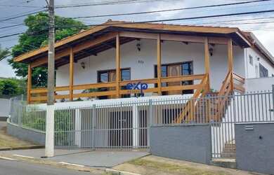 Imagem: A casa possui 3 Dormitórios, 5 Banheiros, 5 Vagas na garagem