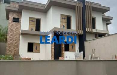 Imagem: A casa possui 2 Dormitórios, 3 Banheiros, 2 Vagas na garagem