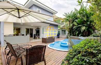 Imagem: A casa em condomínio possui 4 Dormitórios, 4 Banheiros, 4