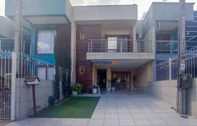 Imagem: A casa possui 3 Dormitórios, 1 Banheiro, 2 Vagas na garagem