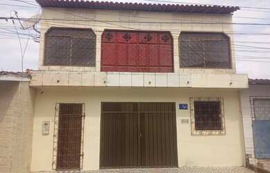 Imagem: A casa possui 4 Dormitórios, 2 Banheiros, 2 Vagas na garagem