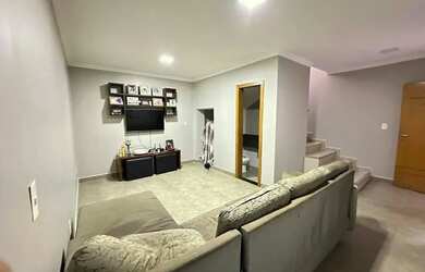 Imagem: A casa possui 3 Dormitórios, 3 Banheiros, 4 Vagas na garagem