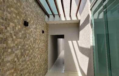 Imagem: A casa possui 3 Dormitórios, 2 Banheiros, 2 Vagas na garagem