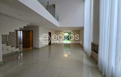 Imagem: A casa em condomínio possui 4 Dormitórios, 5 Banheiros, 4