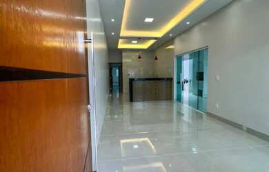 Imagem: A casa possui 3 Dormitórios, 2 Banheiros, 2 Vagas na garagem