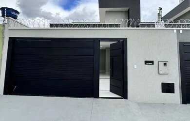 Imagem: A casa possui 3 Dormitórios, 4 Banheiros, 2 Vagas na garagem