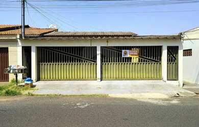 Imagem: A casa possui 2 Dormitórios, 1 Banheiro, 215m² de Área e