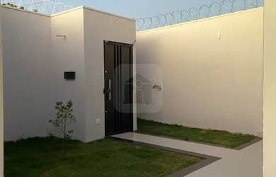 Imagem: A casa possui 3 Dormitórios, 3 Banheiros, 2 Vagas na garagem