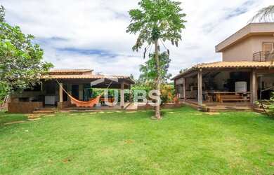 Imagem: A casa em condomínio possui 5 Dormitórios, 5 Banheiros, 4