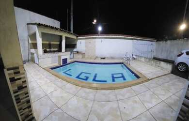 Imagem: A casa possui 3 Dormitórios, Acomodam 12 pessoas e 5 Vagas