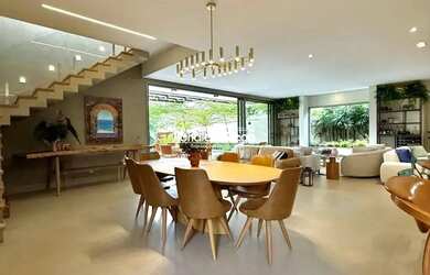 Imagem: A casa possui 4 Dormitórios, 5 Banheiros, 4 Vagas na garagem