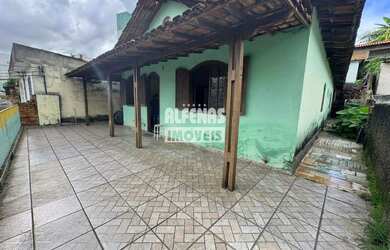 Imagem: A casa possui 4 Dormitórios, 2 Banheiros, 2 Vagas na garagem