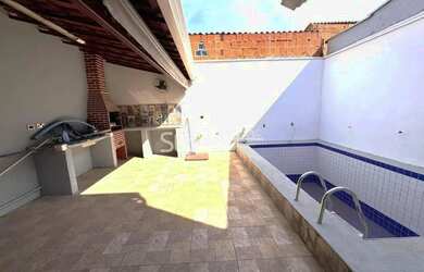 Imagem: A casa possui 2 Dormitórios, 3 Banheiros, 2 Vagas na garagem