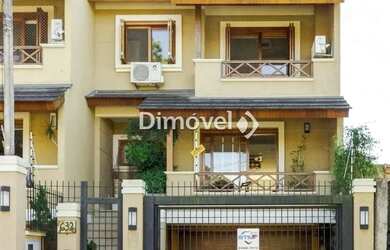 Imagem: A casa possui 3 Dormitórios, 4 Banheiros, 3 Vagas na garagem