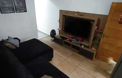 Imagem: A casa possui 2 Dormitórios, 1 Banheiro, 1 Vaga na garagem