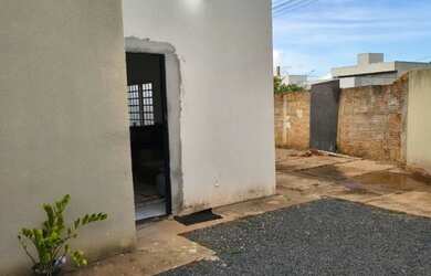 Imagem: A casa possui 2 Dormitórios, 2 Banheiros, 2 Vagas na garagem