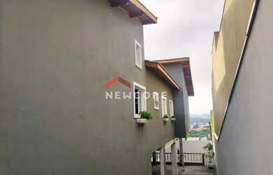 Imagem: A casa possui 3 Dormitórios, 2 Banheiros, 2 Vagas na garagem