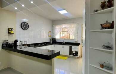 Imagem: A casa possui 5 Dormitórios, 5 Banheiros, 4 Vagas na garagem