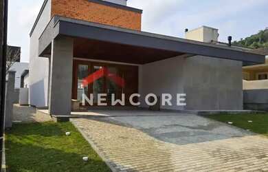 Imagem: A casa em condomínio possui 4 Dormitórios, 5 Banheiros, 2