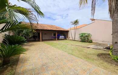 Imagem: A casa possui 3 Dormitórios, 3 Banheiros, 4 Vagas na garagem