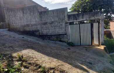 Imagem: A casa possui 2 Dormitórios, 1 Banheiro, 1 Vaga na garagem