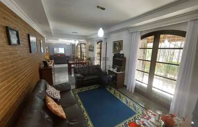 Imagem: A casa possui 3 Dormitórios, 3 Banheiros, 5 Vagas na garagem