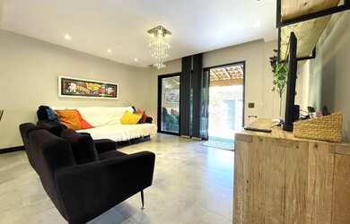 Imagem: A casa possui 3 Dormitórios, 3 Banheiros, 2 Vagas na garagem