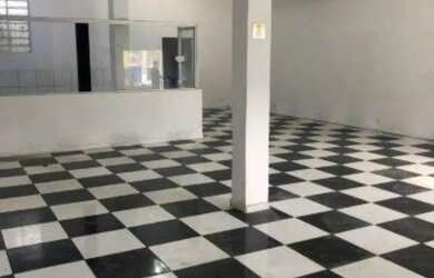 Imagem: O depósito possui 4 Vagas na garagem, 295m² de Área e está