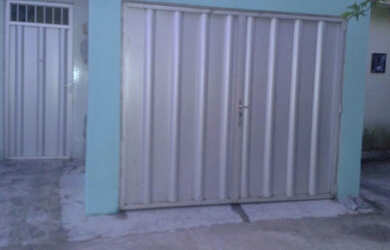 Imagem: A casa possui 3 Dormitórios, 1 Banheiro e está localizado