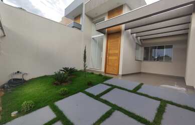 Imagem: A casa possui 3 Dormitórios, 2 Banheiros, 2 Vagas na garagem