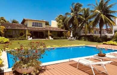 Imagem: A casa possui 3 Dormitórios, 2 Banheiros, 5 Vagas na garagem