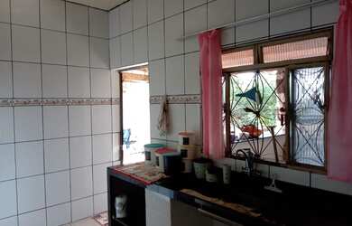 Imagem: A casa possui 3 Dormitórios, 1 Banheiro, 1 Vaga na garagem