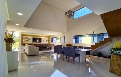 Imagem: A casa em condomínio possui 4 Dormitórios, 5 Banheiros, 4