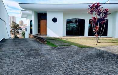 Imagem: A casa e possui 3 Dormitórios, Suítes, 5 Banheiros, 5 Vagas