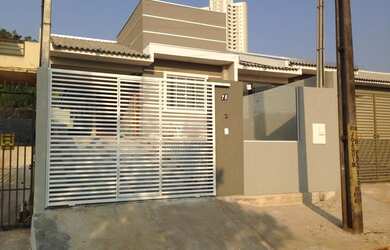 Imagem: A casa possui 2 Dormitórios, 1 Banheiro, 1 Vaga na garagem