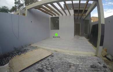 Imagem: A casa possui 3 Dormitórios, 2 Banheiros, 2 Vagas na garagem