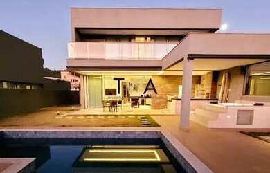 Imagem: A casa possui 4 Dormitórios, 5 Banheiros e 395m² de Área