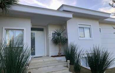 Imagem: A casa possui 5 Dormitórios, 5 Banheiros e 512m² de Área