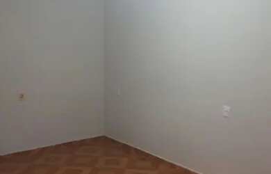 Imagem: A casa possui 1 Dormitório, 1 Banheiro, 1 Vaga na garagem