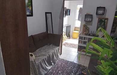 Imagem: A casa possui 2 Dormitórios e 1 Banheiro e está localizado