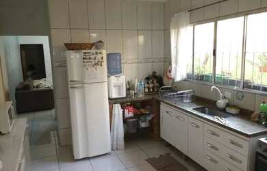 Imagem: A casa possui 3 Dormitórios, 1 Banheiro, 2 Vagas na garagem