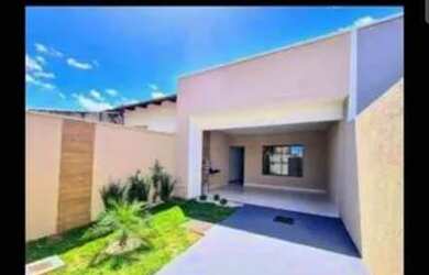 Imagem: A casa possui 3 Dormitórios e 1 Banheiro e está localizado