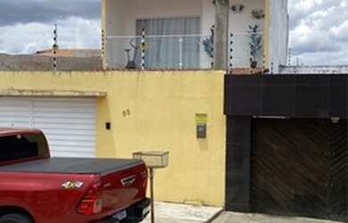 Imagem: A casa possui 3 Dormitórios, 4 Banheiros, 4 Vagas na garagem