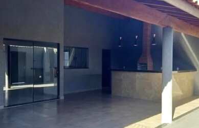 Imagem: A casa possui 2 Dormitórios, 1 Banheiro, 2 Vagas na garagem