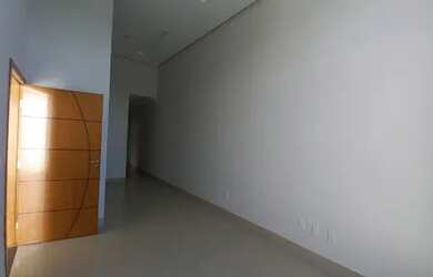 Imagem: A casa possui 2 Dormitórios, 2 Banheiros, 2 Vagas na garagem