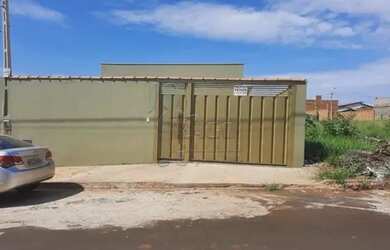 Imagem: A casa possui 3 Dormitórios, 2 Banheiros, 4 Vagas na garagem