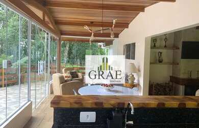 Imagem: A casa possui 3 Dormitórios, 3 Banheiros, 4 Vagas na garagem